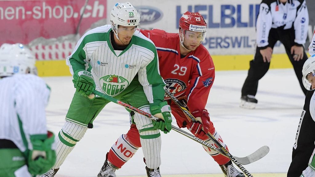 Daniel Sylwander (vas.) Röglen paidassa vuonna 2016.