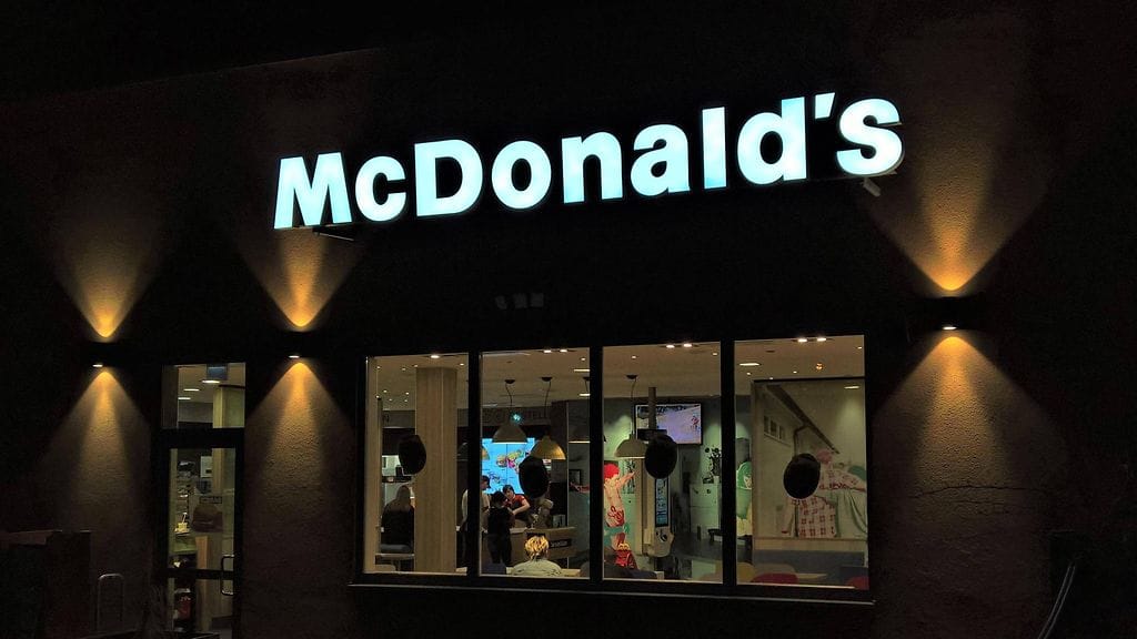 Kuvituskuva. Poliisi epäilee kahta miestä pahoinpitelystä McDonalds-pikaruokaravintolassa Hämeenlinnassa.