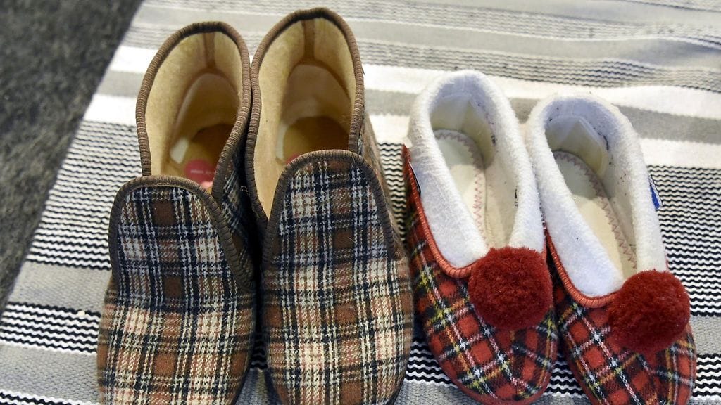 Reino- ja Aino-tossuja valmistavan yrityksen konkurssiuutinen on herättänyt suomalaiset ostamaan rakastettuja kotitossuja kuin viimeistä päivää.