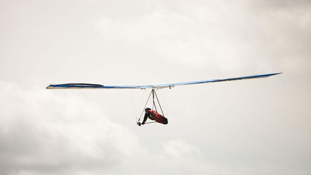 Kuvassa riippuliitäjä Englannista. Kuvituskuva.