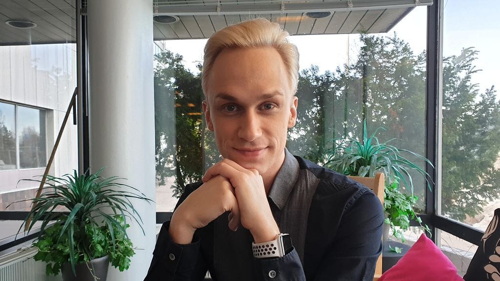 Christoffer Strandberg nauttii presidentti Sauli Niinistön imitoimisesta.
