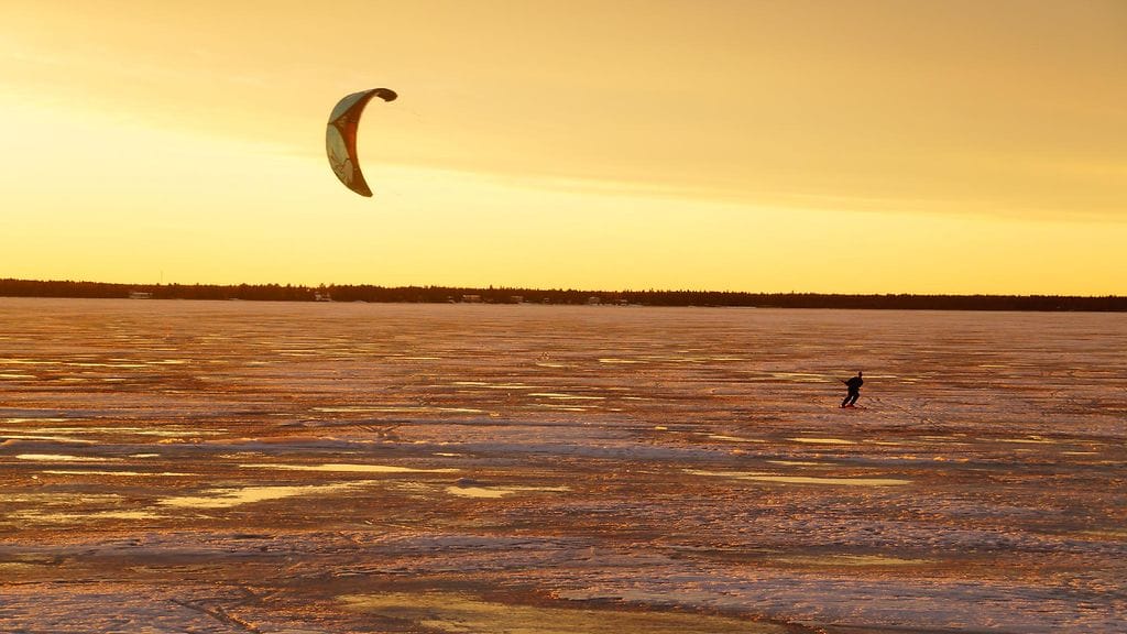 Varjoliitäjä jäi killumaan puuhun noin kymmenen metrin korkeuteen Lapinjärvellä lauantaina. Kuvituskuva varjoliitäjästä Oulussa. Kuva: Harri Mällinen.