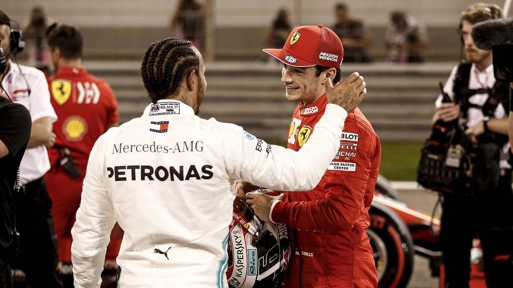 Mercedeksen Lewis Hamilton (etualalla) joutui toteamaan Ferrarit nopeammakseen Bahrainin GP:n aika-ajoissa.