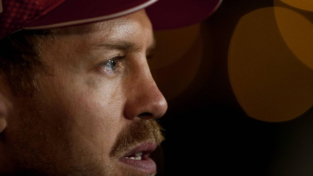 Sebastian Vettel sai syyt niskoilleen tilanteesta, josta Romain Grosjeanille määritettiin kolmen lähtöruudun rangaistus.