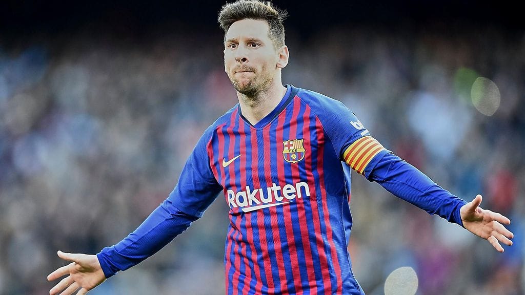 Lionel Messi takoo maaleja hurjassa lyönnissä.