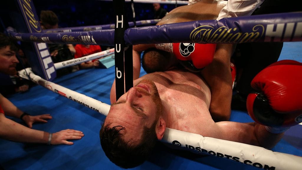 Kash Ali puri David Pricea kesken nyrkkeilyottelun.