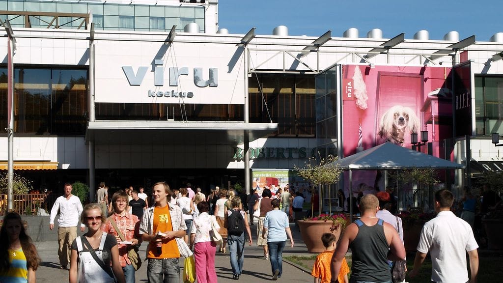 Tallinnan keskustassa sijaitseva kauppakeskus Viru on evakuoitu pommiuhkauksen takia.