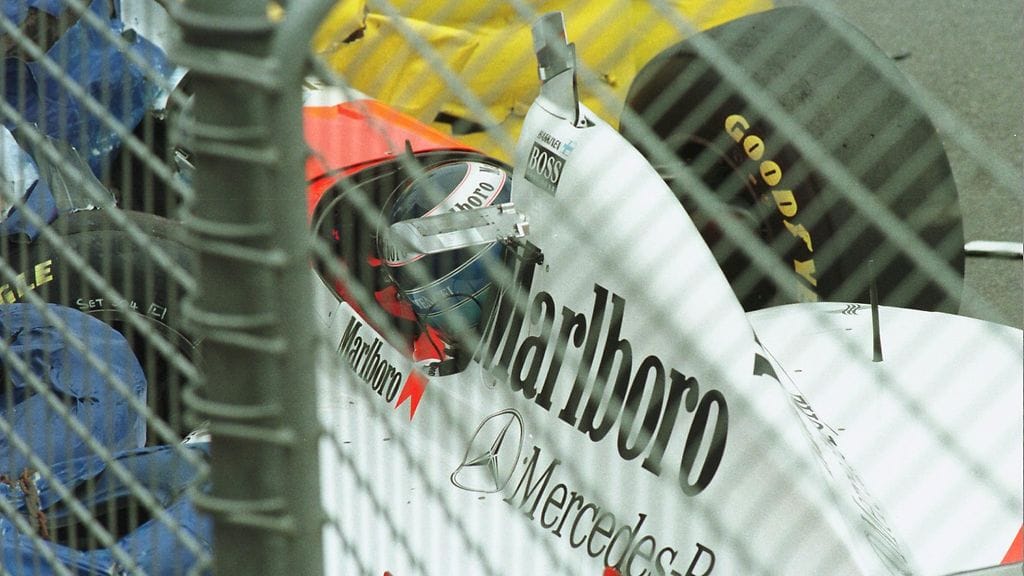 Mika Häkkinen koki rajun ulosajon Adelaidessa marraskuussa 1995.