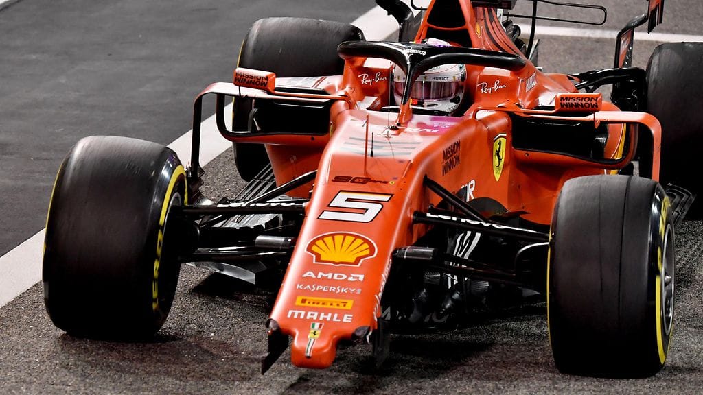 Sebastian Vettel rikkoi muun muassa etusiipensä Bahrainin GP:ssä sunnuntaina.