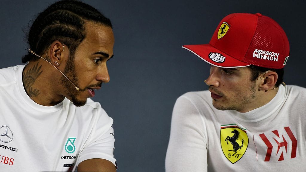 Mercedeksen Lewis Hamilton (vasemmalla) teki hienon eleen Ferrarin Charles Leclercin suuntaan.
