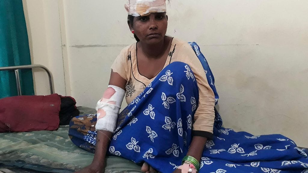 Loukkaantunut nainen hoidettavana sairaalassa Birgunjissa Nepalissa.