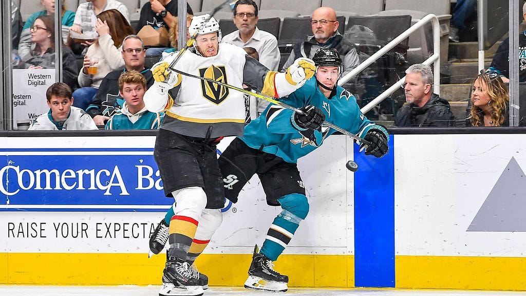 Joonas Donskoin (oik.) edustama San Jose Sharks kohtaa pudotuspeleissä Brayden McNabbin edustaman Vegas Golden Knightsin.