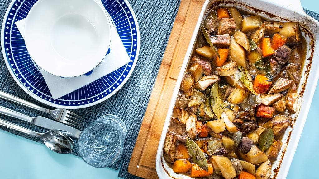 Karjalanpaisti valmistuu helposti uunissa.