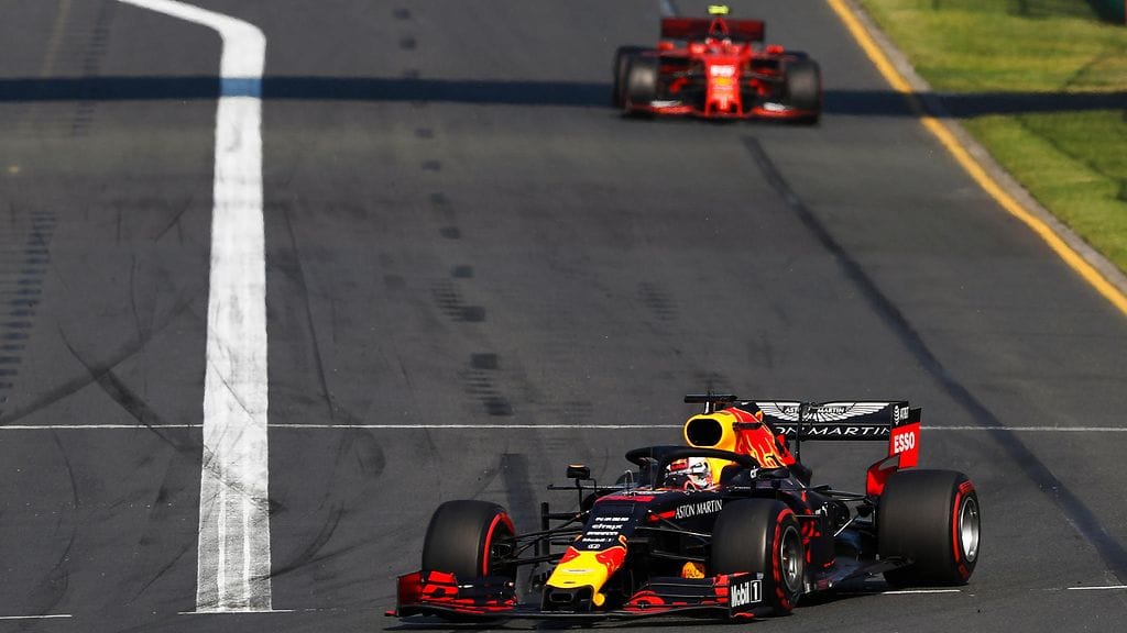 Red Bullin Max Verstappen ja Ferrarin Charles Leclerc pääsivät mukaan F1-sarjan aprillipilaan.