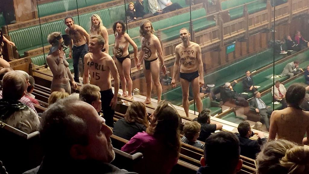 Mielenosoittajat halusivat kiinnittää tempauksellaan brittiparlamentarikoiden huomion ilmastonmuutokseen.