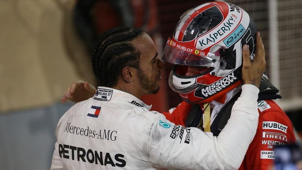 Lewis Hamilton lohdutti Charles Leclerciä Bahrainin GP:n jälkeen.