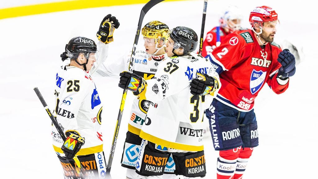 HIFK:n Markus Kankaanperä yrittää estää, etteivät Kärppien pelaajat pääse juhlimaan, kuten SM-liigan runkosarjassa.