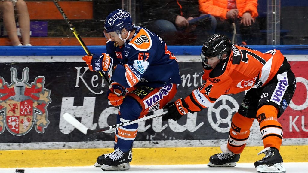 HPK:n Petteri Nikkilä yrittää pitää Tapparan Tomas Zaborskyä kurissa SM-liigan välierissä.
