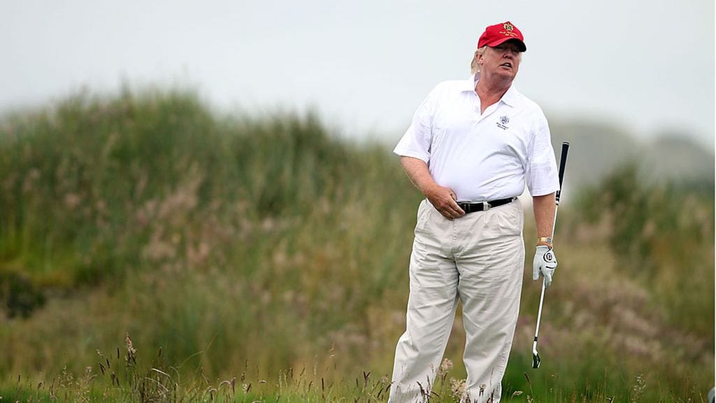 Donald Trump käyttää kaikki sallitut ja varsinkin kielletyt keinot golfissa.