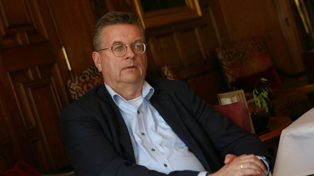 Saksan jalkapalloliiton puheenjohtaja Reinhard Grindel jättää tehtävänsä korruptiosyytösten takia.