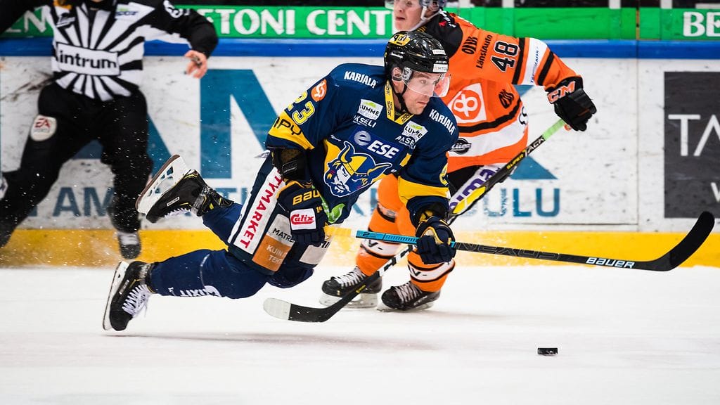 Turo Asplund jatkaa lennokasta uraansa Vaasan Sportissa.