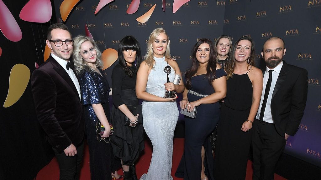 Iso-Britannian Sohvaperunat-tähdet Ellie ja Izzi Warner kuvan keskellä.