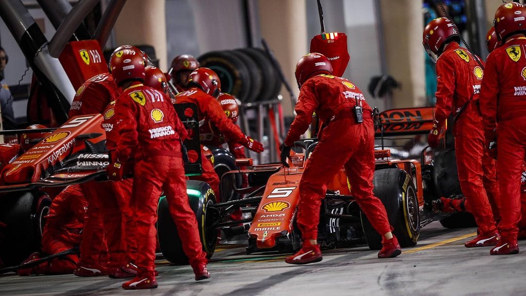 Ferrarin Sebastian Vettel joutui vaihtamaan etusiipeään kesken kilpailun.