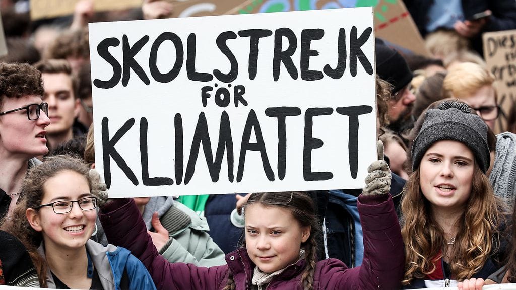 Greta Thunberg (keskellä) on noussut nuorten ilmastolakkoliikkeen kasvoiksi.
