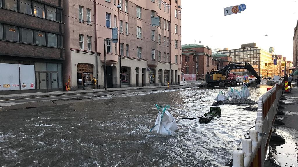 Vettä ryöppysi Hämeentielle tiistai-iltana.