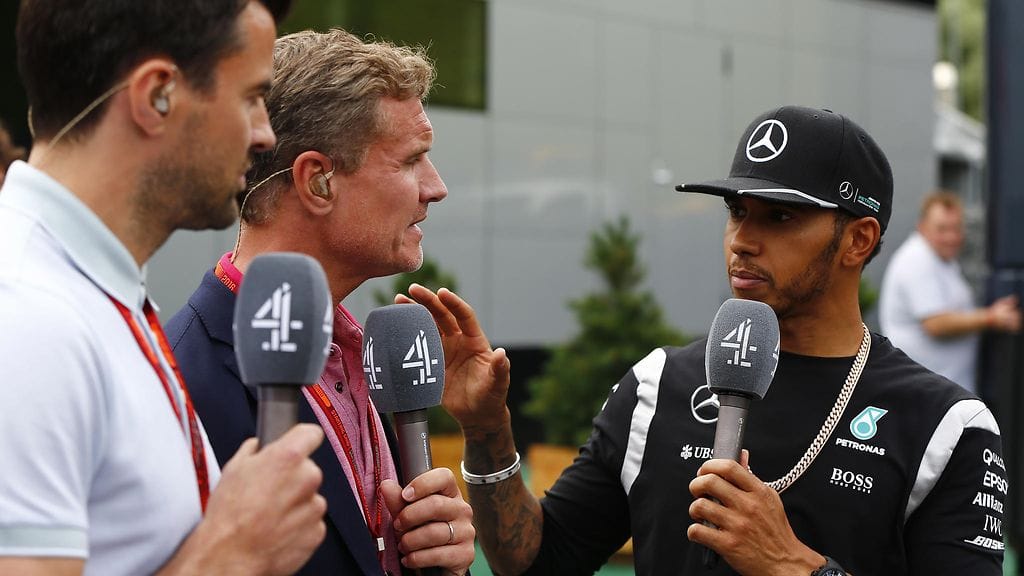 Lewis Hamilton (oikealla) hämmentyi, kun ex-F1-kuski David Coulthard (keskellä) esitti hänelle hämmentävän väitteen brittiläisen Channel 4 -kanavan haastattelussa.