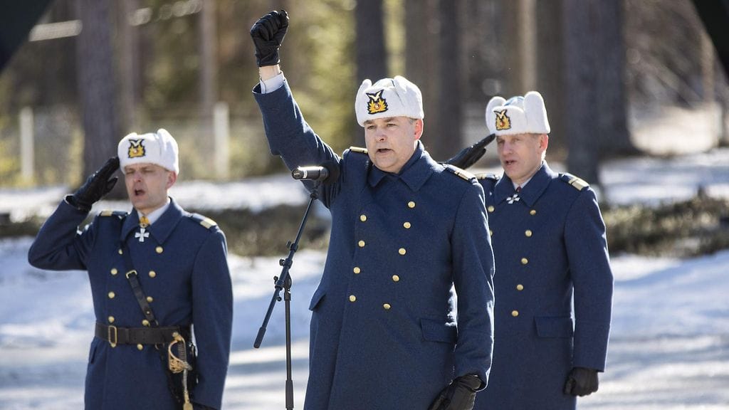 Ryyppyreissut puolustusvoimien piikkiin ovat mennyttä maailmaa, vakuuttaa Ilmavoimien uusi komentaja Pasi Jokinen (kuvassa etualalla). Taustalla väistynyt komentaja Sampo Eskelinen.