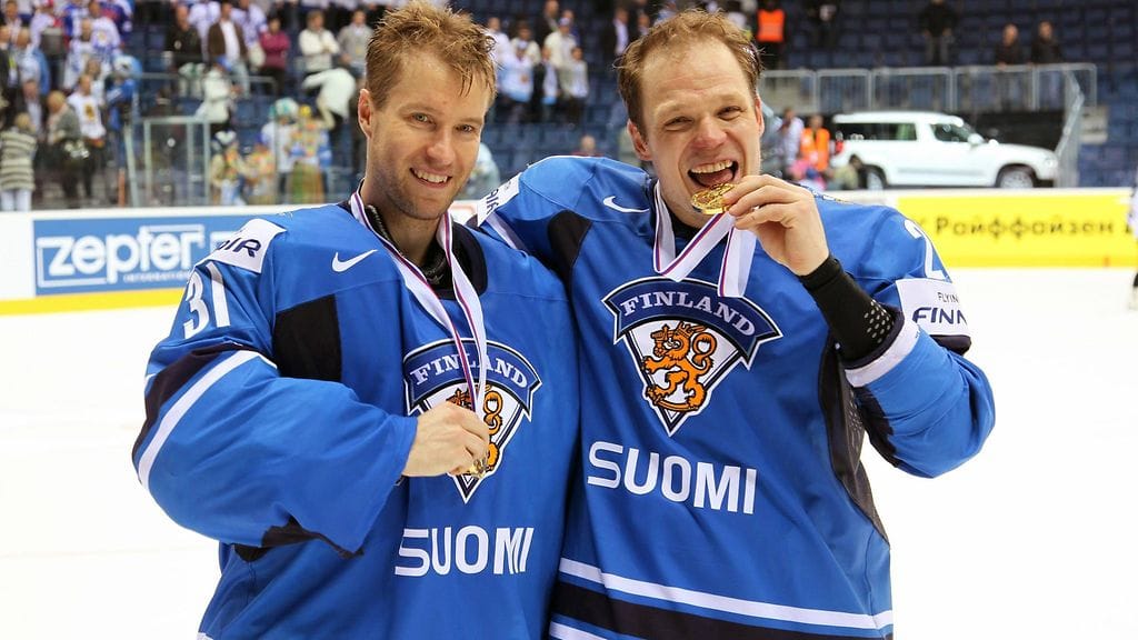 Janne Niskala juhli vuoden 2011 MM-finaalin voittoa Petri Vehasen kanssa.
