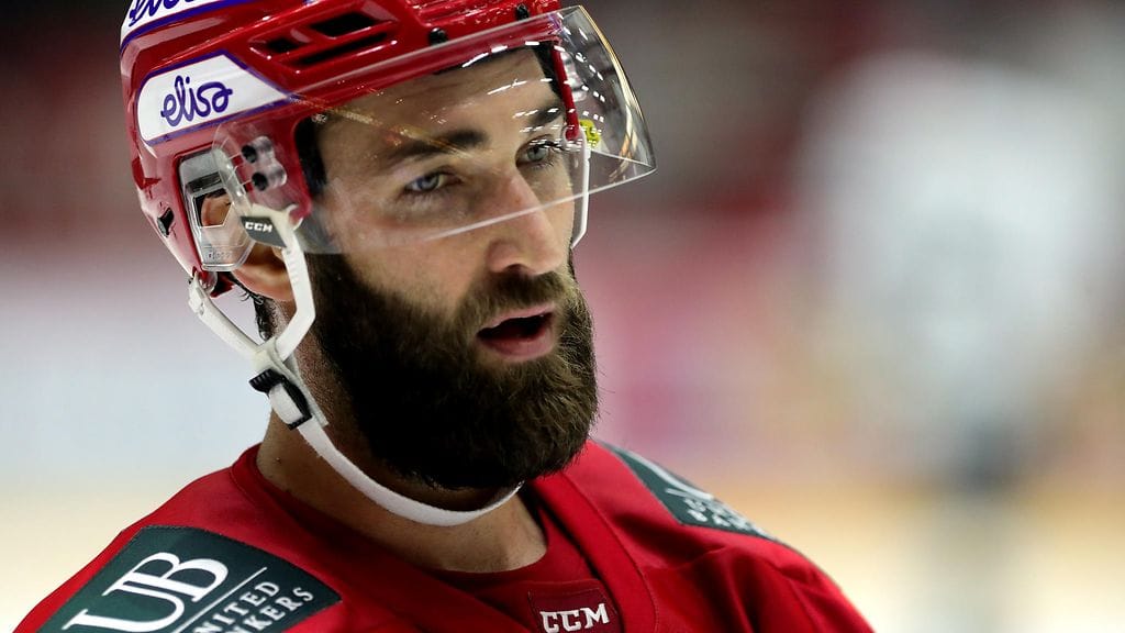 HIFK:n Kyle Quincey tyrkkäsi Rasmus Kuparin kumoon Oulussa.