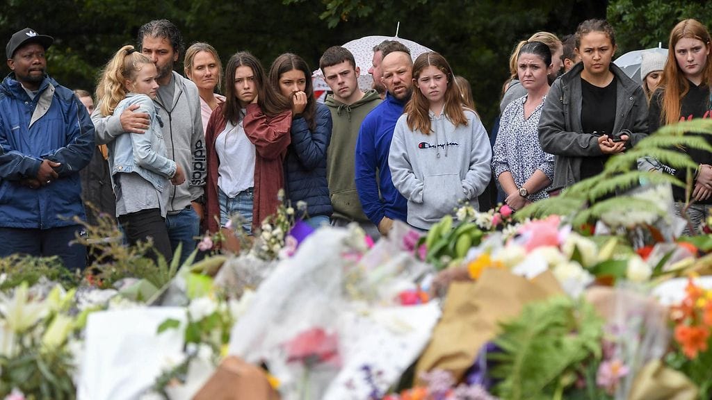 Ihmiset kokoontuivat suremaan Uuden-Seelannin moskeijaiskussa menehtyneitä.