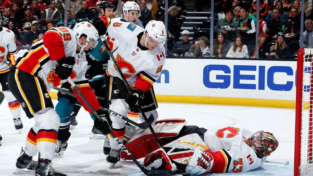 Juuso Välimäki piti Anaheim Ducksin hyökkäyksen nuhteessa.