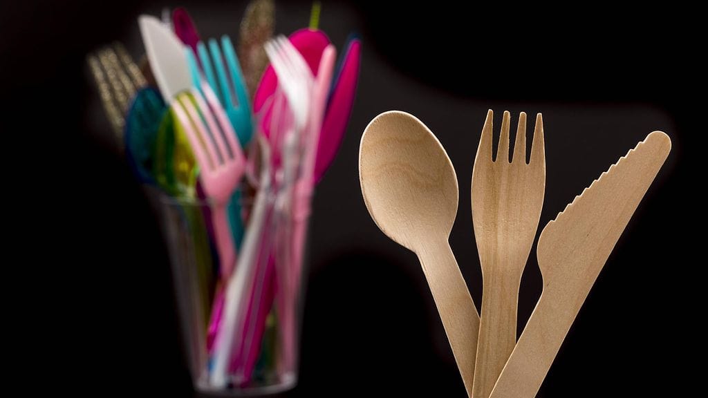 Kertakäyttöastiat muovi puu