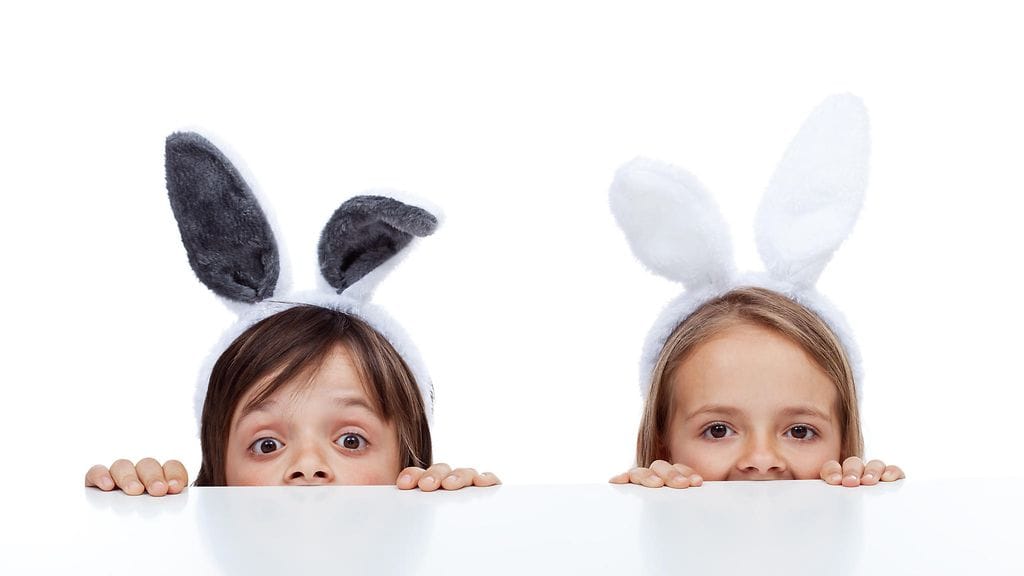 Ala-asteen ohjelmanumerossa on tarkoitus esiintyä pääsiäisen kunniaksi pupuiksi pukeutuneita lapsia. Kuvituskuva.