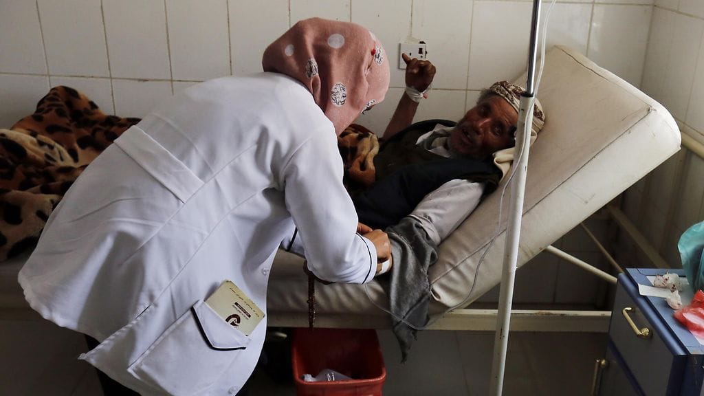 Koleraan sairastunutta potilasta hoidetaan jemeniläisessä sairaalassa.