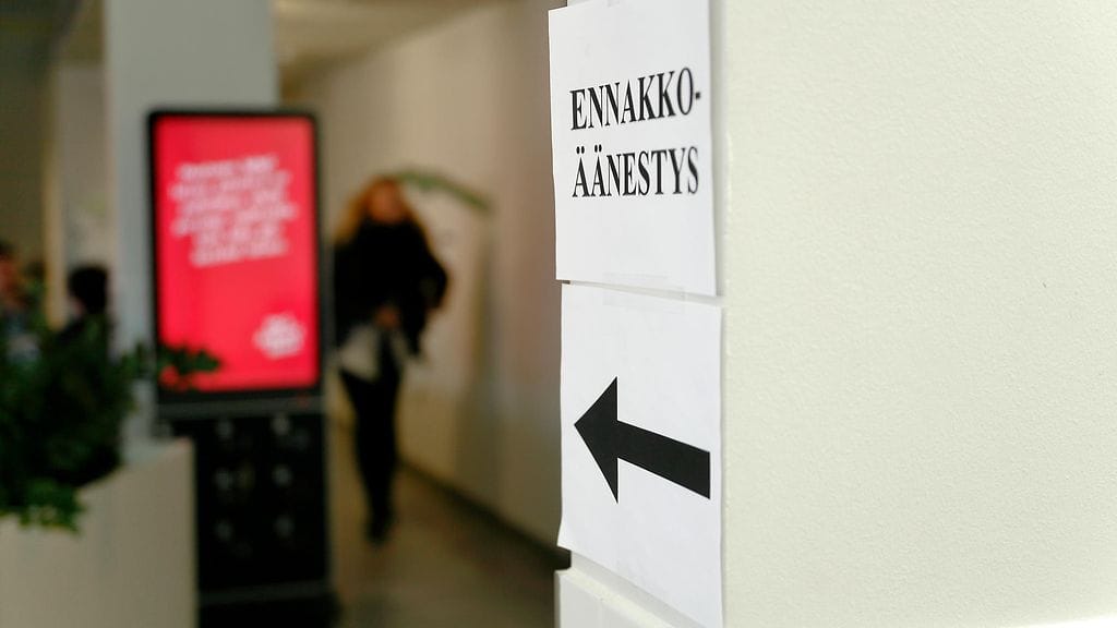 Ennakkoäänestystunnelmaa Joensuun Muikkusalissa 3. huhtikuuta 2019.