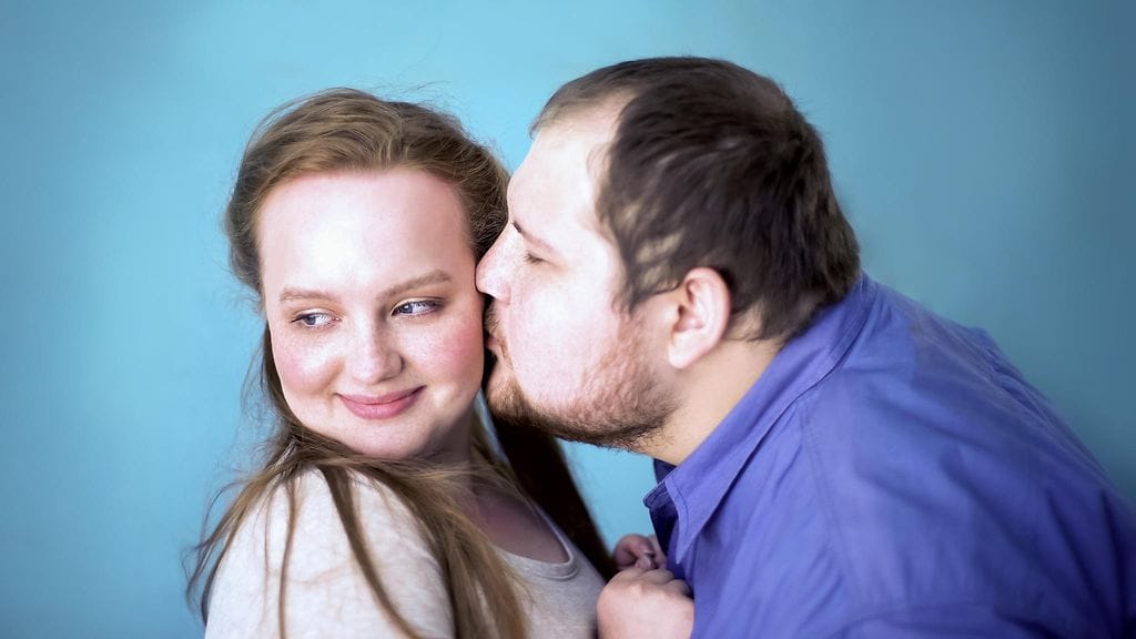 Miestenlehti listasi parhaat seksiasennot ylipainoisille. Kuvituskuva.