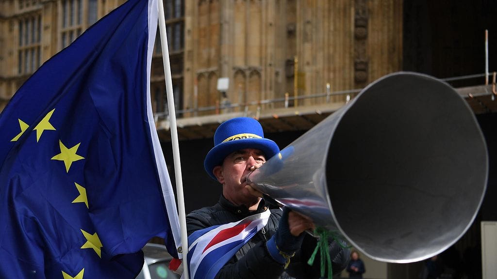 Brexitiä vastaan kampanjointi jatkuu parlamenttitalon ulkopuolella.