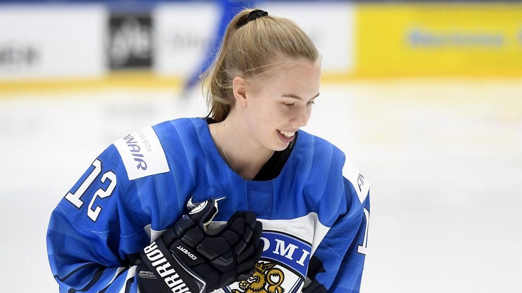 17-vuotias MM-kisojen ensikertalainen Elisa Holopainen iski Suomen avausmaalin Yhdysvaltoja vastaan.