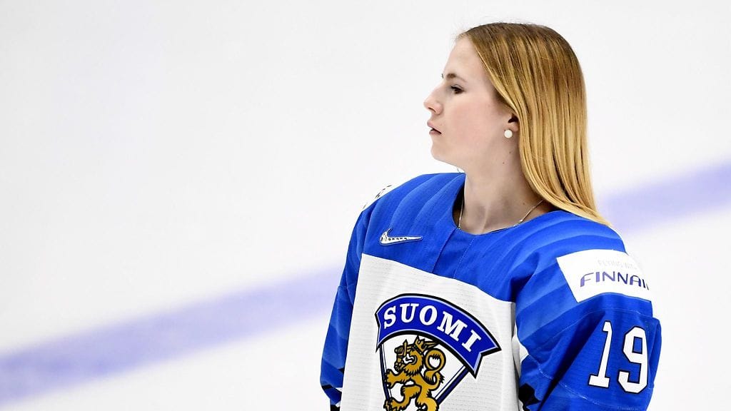 Naisleijonien Petra Nieminen laittoi jääkiekon koulun edelle.