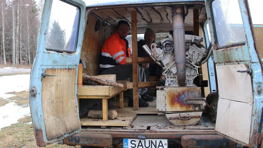 Peltolan veljesten Ford Transit-saunassa saa mojovat löylyt.