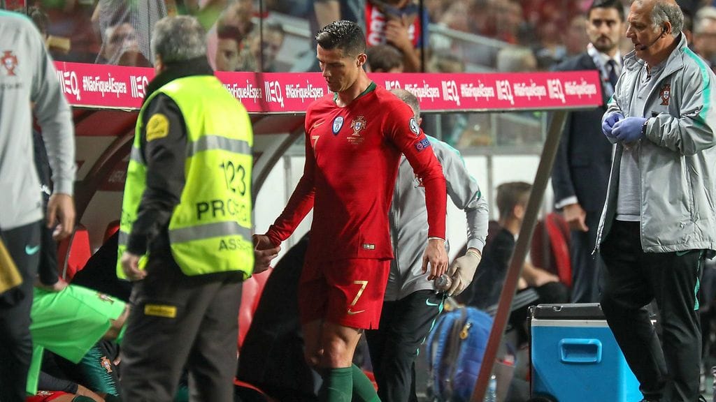 Cristiano Ronaldo loukkaantui Portugalin EM-karsintaottelussa.