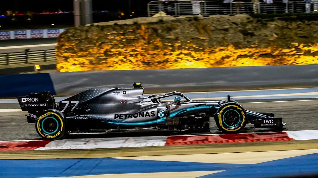 Valtteri Bottas vauhdissa Mercedeksellään Bahrainin Sakhirin radalla.