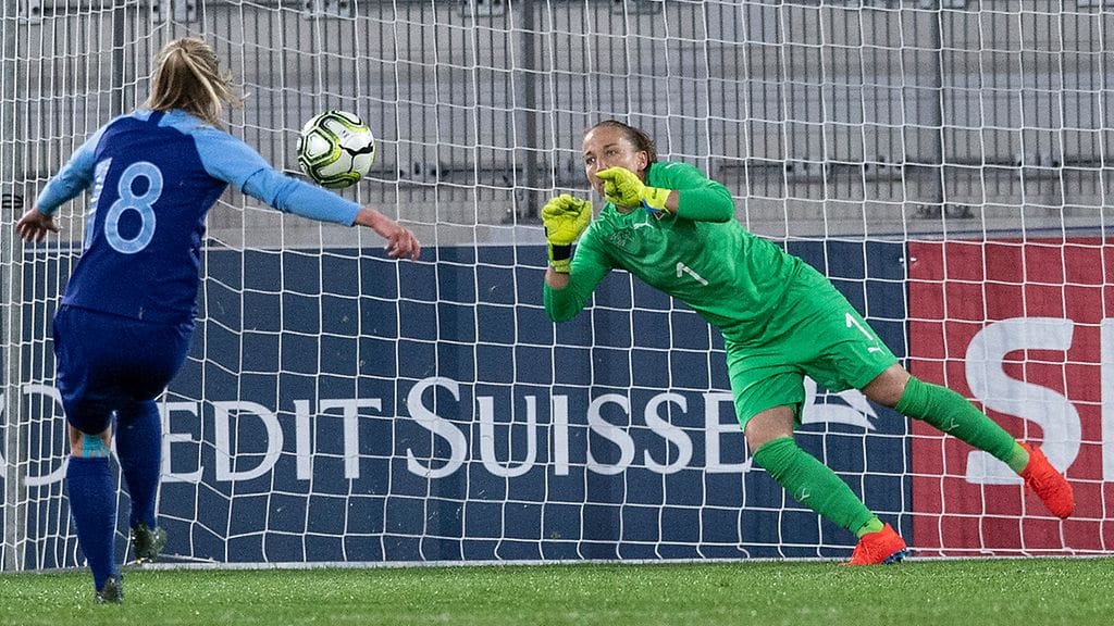 Sveitsin Gaelle Thalmann torjui Linda Sällströmin rangaistuspotkun.