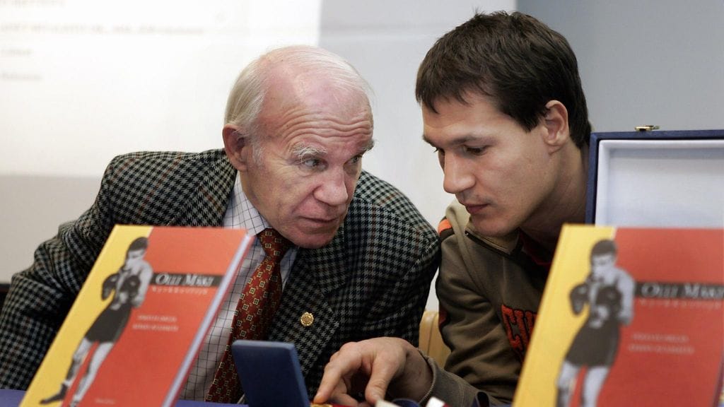 Olli Mäki oli Amin Asikaisen ensimmäinen valmentaja sekä tämän tyttären kummisetä.