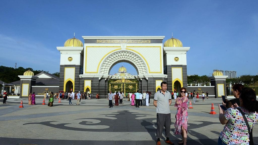 Ruotsalaisnaisen kerrotaan avioituvan malesialaisen prinssin kanssa.