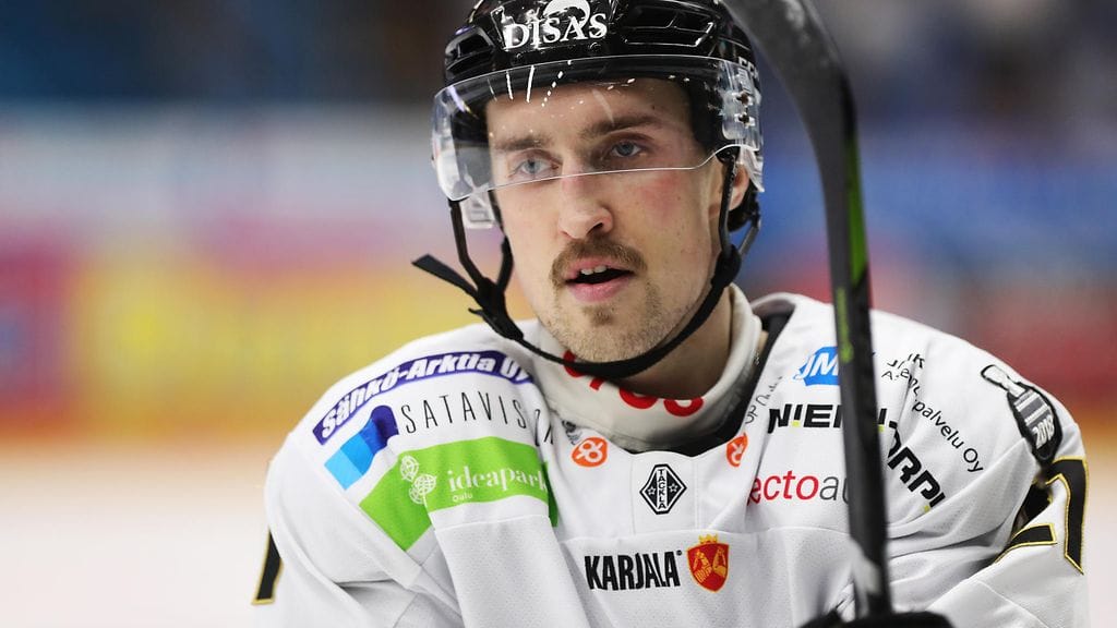 Otto Karvinen jakoi useita taklauksia IFK-ottelun alussa.